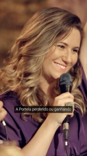 Maria Rita Instagram - hoje é dia de celebrar o talento e a musicalidade do meu querido @diogonogueira_oficial! feliz aniversário! tenho muito orgulho de poder te chamar de meu parceiro e desejo que sua voz ressoe cada vez mais longe e continue emocionando o público… muito axé! 🌿💙🌿

#PraTodosVerem Maria Rita e Diogo Nogueira cantando juntos no estúdio do programa Samba na Gamboa que reproduz um ambiente de uma roda de samba em um bar
