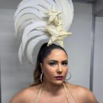 Maria Rita Instagram – A patroa deu um show de emoção e energia no palco ontem, fechando com chave de ouro o Carnaval de Fortaleza! ✨

Quem também curtiu o Carnaval ao som da Emierri? #EMR

Look: @ricardodosanjos

#PraTodosVerem
1. Maria Rita com vestido amarelo com listras marrons e uma tiara com penas e estrelas com o mesmo tecido do vestido

2. Maria Rita com uma tiara com penas e estrelas amarelas com listras marrons