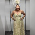 Maria Rita Instagram – A patroa deu um show de emoção e energia no palco ontem, fechando com chave de ouro o Carnaval de Fortaleza! ✨

Quem também curtiu o Carnaval ao som da Emierri? #EMR

Look: @ricardodosanjos

#PraTodosVerem
1. Maria Rita com vestido amarelo com listras marrons e uma tiara com penas e estrelas com o mesmo tecido do vestido

2. Maria Rita com uma tiara com penas e estrelas amarelas com listras marrons