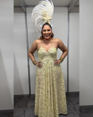 Maria Rita Instagram - A patroa deu um show de emoção e energia no palco ontem, fechando com chave de ouro o Carnaval de Fortaleza! ✨

Quem também curtiu o Carnaval ao som da Emierri? #EMR

Look: @ricardodosanjos

#PraTodosVerem
1. Maria Rita com vestido amarelo com listras marrons e uma tiara com penas e estrelas com o mesmo tecido do vestido

2. Maria Rita com uma tiara com penas e estrelas amarelas com listras marrons