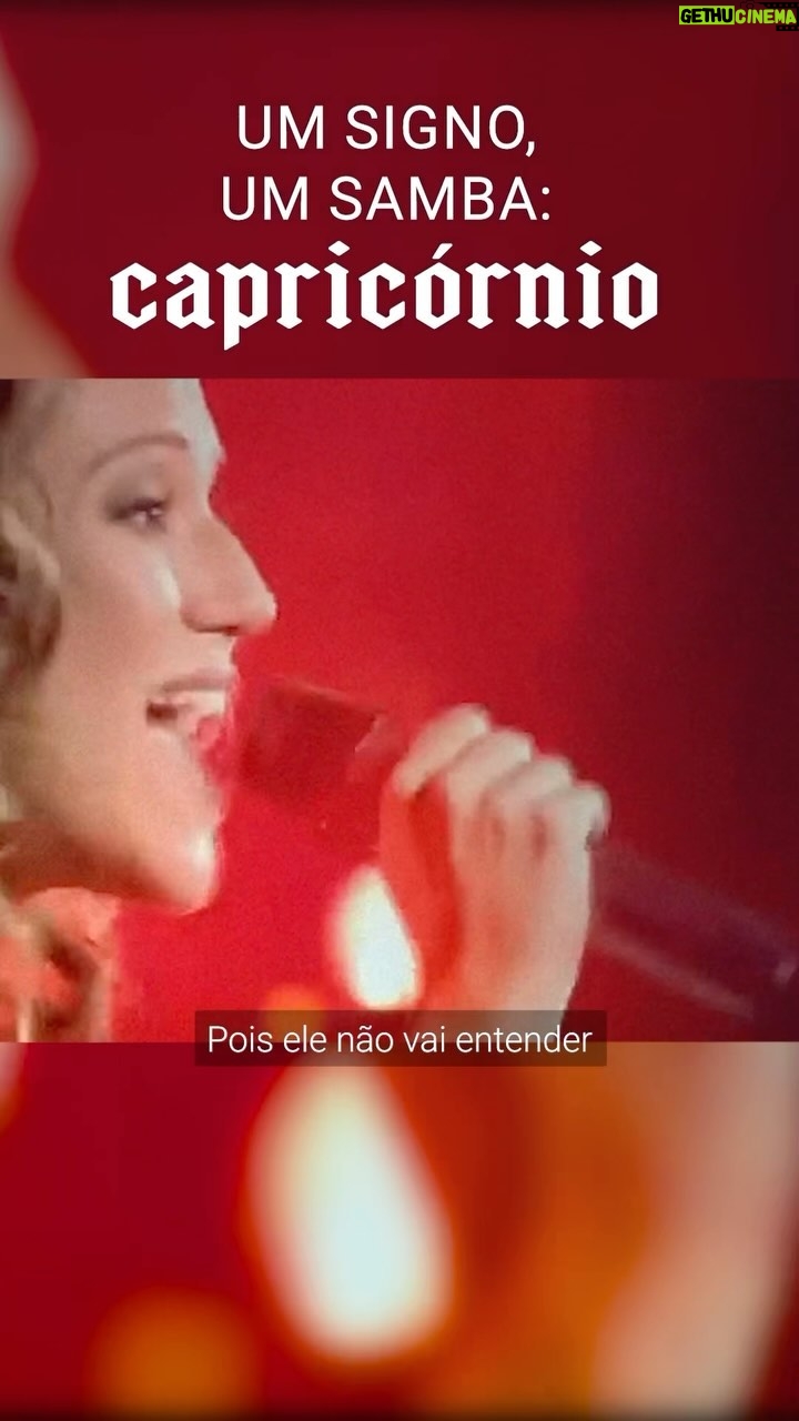 Maria Rita Instagram - Cadê a galera caprica da nação bacanuda? ♑ Chegou a vez de vocês no “Um signo, um samba”! Na Casa de Noca, se o couro come, já sabemos que é sinal de que está faltando respeito. Essa música representa bem a essência forte e independente das pessoas de Capricórnio, que valorizam cada passo com determinação, estratégia e, claro, aquela boa malemolência quando necessário. Quem também se identifica? #EMR #PraTodosVerem Vídeo de Maria Rita em cima do palco com vestido brilhante com o texto Um Signo, Um Samba: Capricórnio