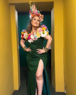 Maria Rita Instagram - Brilho, cores e muita folia! A patroa desfilando esse belo look de Carnaval com todo o amor e alegria que essa festa merece. #EMR

Look: @ricardodosanjos