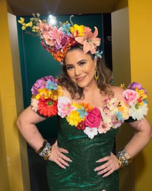 Maria Rita Instagram - Brilho, cores e muita folia! A patroa desfilando esse belo look de Carnaval com todo o amor e alegria que essa festa merece. #EMR

Look: @ricardodosanjos