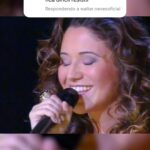 Maria Rita Instagram - Logo eu com meu sorriso aberto E o paraíso perto, pra vida melhorar… 🤍 #EMR “Sorriso Aberto” Guará #PraTodosVerem Sequência de vídeo de Maria Rita sorrindo enquanto canta com a imagem de um comentário que diz “Quando canta com olhinho fechado e sorriso no lábio fica difícil resistir”