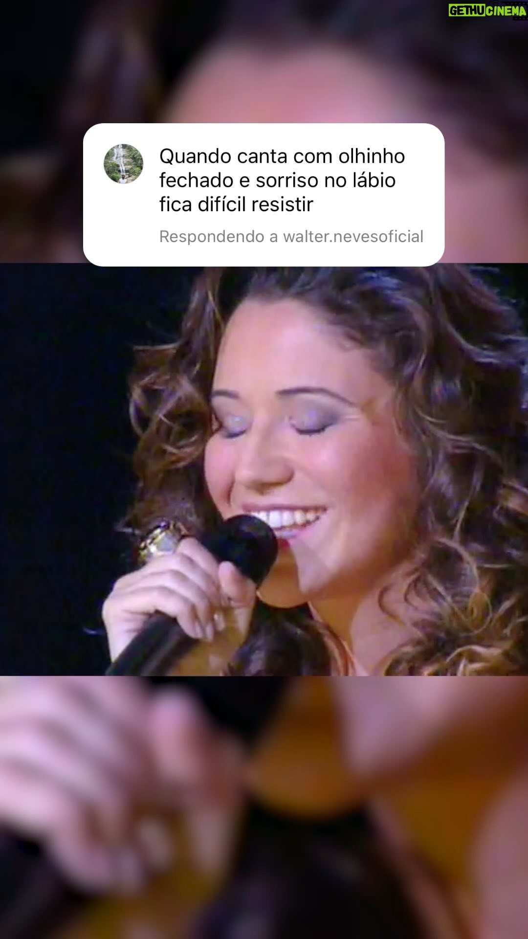 Maria Rita Instagram - Logo eu com meu sorriso aberto E o paraíso perto, pra vida melhorar… 🤍 #EMR “Sorriso Aberto” Guará #PraTodosVerem Sequência de vídeo de Maria Rita sorrindo enquanto canta com a imagem de um comentário que diz “Quando canta com olhinho fechado e sorriso no lábio fica difícil resistir”