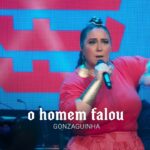 Maria Rita Instagram - E tem playlist com essas e muitas outras músicas para você curtir antes do bloquinho! Link nos stories. #EMR #PraTodosVerem Carrossel com uma capa que traz uma arte digital com o texto “Músicas na Voz da Maria Rita para ouvir antes do Bloquinho” sobre uma foto de Maria Rita no Carnaval de 2024. Na sequência, vídeos com Maria Rita cantando em cima do palco vestida de vermelho e os seguintes textos, com os créditos das músicas: Desse Jeito Fred Camacho Luiz Antonio Simas Sorriso Aberto Guará Num Corpo Só Arlindo Cruz Picolé Coração em Desalinho Monarco Ratinho Canção da Erê Dela Maria Rita Pretinho da Serrinha Rachell Luz O show tem que continuar Arlindo Cruz Sombrinha Luiz Carlos da Vila Cara Valente Marcelo Camelo Tá Perdoado Arlindo Cruz Franco O Homem Falou Gonzaguinha