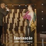 Maria Rita Instagram - Carnaval está chegando, nação bacanuda! Vamos esquentar relembrando os sambas que a patroa gravou em parceria? #EMR 📸 @betojpeg @wtliveoficial @_mediak #PraTodosVerem Carrossel com uma capa com foto de Maria Rita no palco vestida de branco e o texto Você acompanhou os últimos feats da Maria? Passa pro lado para se atualizar. A partir da segunda tela temos vídeos de Maria Rita cantando em diferente momentos junto com outros artistas e os textos Coral de Anjos com Dedé Paraízo Você Me Venceu com Marquinhos Sensação Pra Que Viver Assim com Os Prettos Fascinação com Thiaguinho Por vezes com Thiaguinho Canção Da Erê Dela com Teresa Cristina