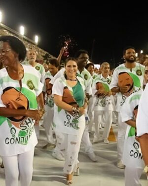 Maria Rita Instagram - “Fim de semana eu viro batuqueira
Pego o meu pandeiro
Vou pra Madureira
Pro meu glorioso Império Serrano
Que vai ganhar e subir esse ano”

Parabéns, @imperioserrano! #EMR

📸: Desfile do Império Serrano em 2018

#PraTodosVerem O post contém texto alternativo

Foto 1: Marcos Serra Lima/G1
Vídeo: TV Globo 2009
Foto 2: André Freitas/AgNews