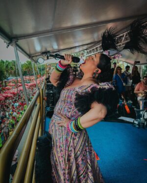 Maria Rita Instagram - Bloco da Maria foi pura energia, sorrisos e muito samba até o último segundo.

Obrigada a todos que fizeram dessa uma festa inesquecível! ❤️

Quem aí já conseguiu curar a ressaca? 🤭

#EMR

📸 @blackops.mov 

#PraTodosVerem as fotos possuem texto alternativo.