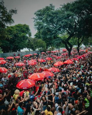 Maria Rita Instagram - Bloco da Maria foi pura energia, sorrisos e muito samba até o último segundo.

Obrigada a todos que fizeram dessa uma festa inesquecível! ❤️

Quem aí já conseguiu curar a ressaca? 🤭

#EMR

📸 @blackops.mov 

#PraTodosVerem as fotos possuem texto alternativo.