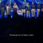 Maria Rita Instagram - parabéns, querida @oficialportela, pelos seus 101 anos de história e glória! hoje relembro minha singela contribuição no projeto “minha vontade” ao lado da velha guarda da portela, que mantém viva a tradição e a emoção do samba que encanta gerações.. viva o samba, viva a portela! Vídeo: @biscoitofino DVD “Minha Vontade” da Velha Guarda da Portela gravado na quadra da Escola, em Madureira, em 2015 #PraTodosVerem Maria Rita vestindo uma camisa prateada brilhando e uma saia azul também brilhante canta no palco ao lado da Velha Guarda da Portela, grupo formado por homens e mulheres.