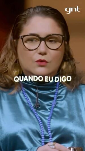 Maria Rita Instagram - ser artista é o que me alimenta e o que faz tudo fazer sentido…

via @gnt

#PraTodosVerem Maria Rita vestida com camisa azul brilhante de manga comprida fala sentada no sofá do estúdio do programa Assim Como a Gente junto com a apresentadora Fátima Bernardes e a atriz Leandra Leal