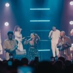 Maria Rita Instagram - Dos bastidores ao palco com nossa amiga @mariaritaoficial! São tantos anos de amizade, tantas histórias... que satisfação ter você do nosso lado mais uma vez! Pra Que Viver Assim - Fogo de Saudade - Part. Maria Rita - Prettos no Pagode Qual é sua faixa favorita do DVD? #prettos #prettosnopagode #quintaldosprettos #rodadesamba #samba #mariarita