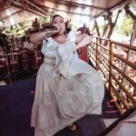 Maria Rita Instagram - Começou a contagem regressiva: falta 1 mês para o Carnaval! Onde é que vocês vão curtir? #EMR #PraTodosVerem Carrossel de fotos de Maria Rita no trio elétrico. A postagem contém texto alternativo