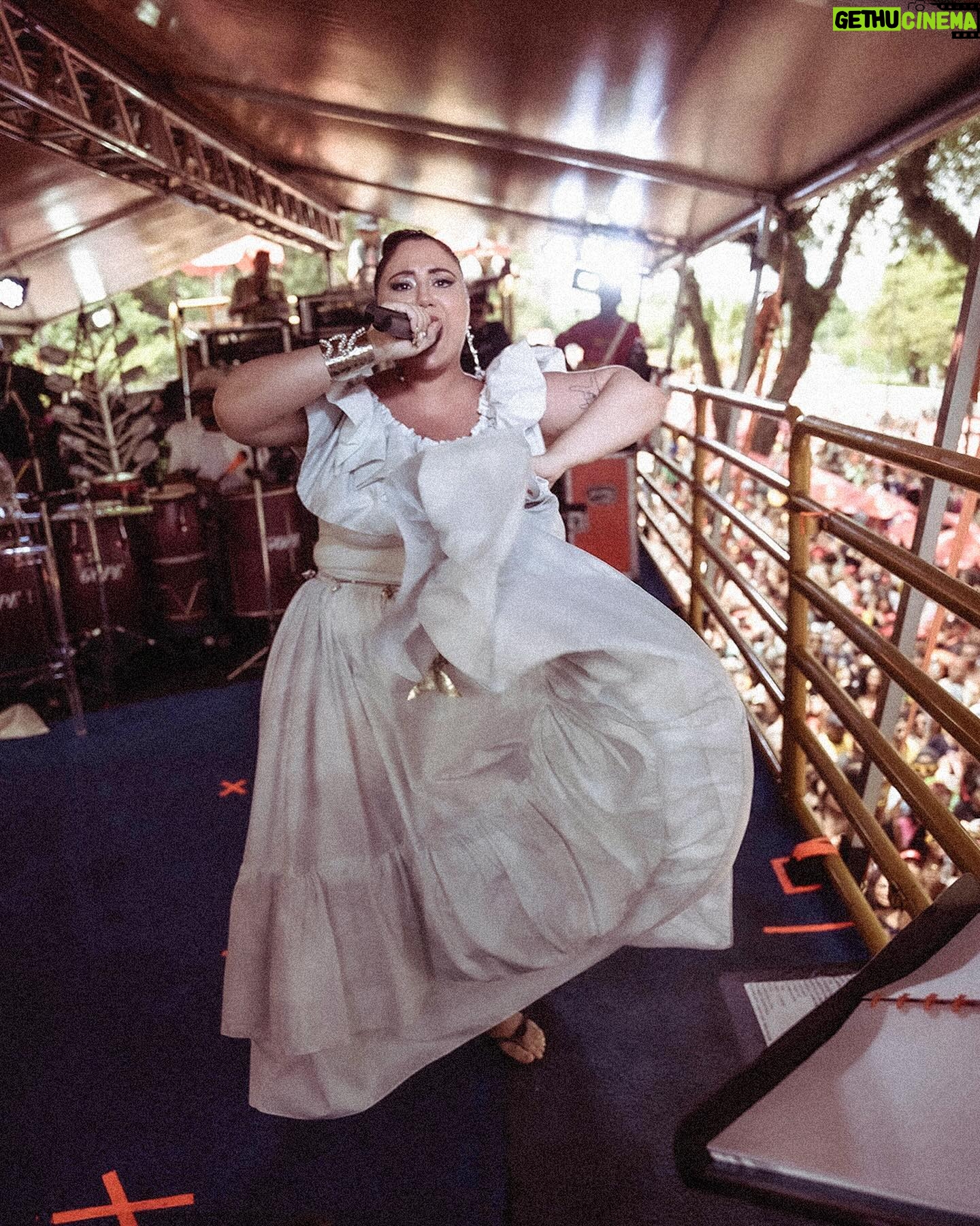 Maria Rita Instagram - Começou a contagem regressiva: falta 1 mês para o Carnaval! Onde é que vocês vão curtir? #EMR #PraTodosVerem Carrossel de fotos de Maria Rita no trio elétrico. A postagem contém texto alternativo