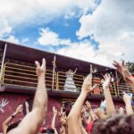 Maria Rita Instagram - Começou a contagem regressiva: falta 1 mês para o Carnaval! Onde é que vocês vão curtir? #EMR #PraTodosVerem Carrossel de fotos de Maria Rita no trio elétrico. A postagem contém texto alternativo