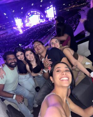 Mariana Botas Instagram - Mañana será más bonito…🫶🏻☀️🌈🦄❤️‍🩹💖🧜🏻‍♀️🌻🌸🦋
.
.
. #karolg #concert #nightout #friends #love #thebestisyettocome