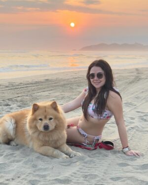 Mariana Botas Instagram - Sol, arena y mar… es todo lo que quiero ahora 🐶🐾✨💛💖🩵
.
. @royalcaninmexico #increibleencadadetalle 
. #chasingsunsets #acapulco #migüeroyyo