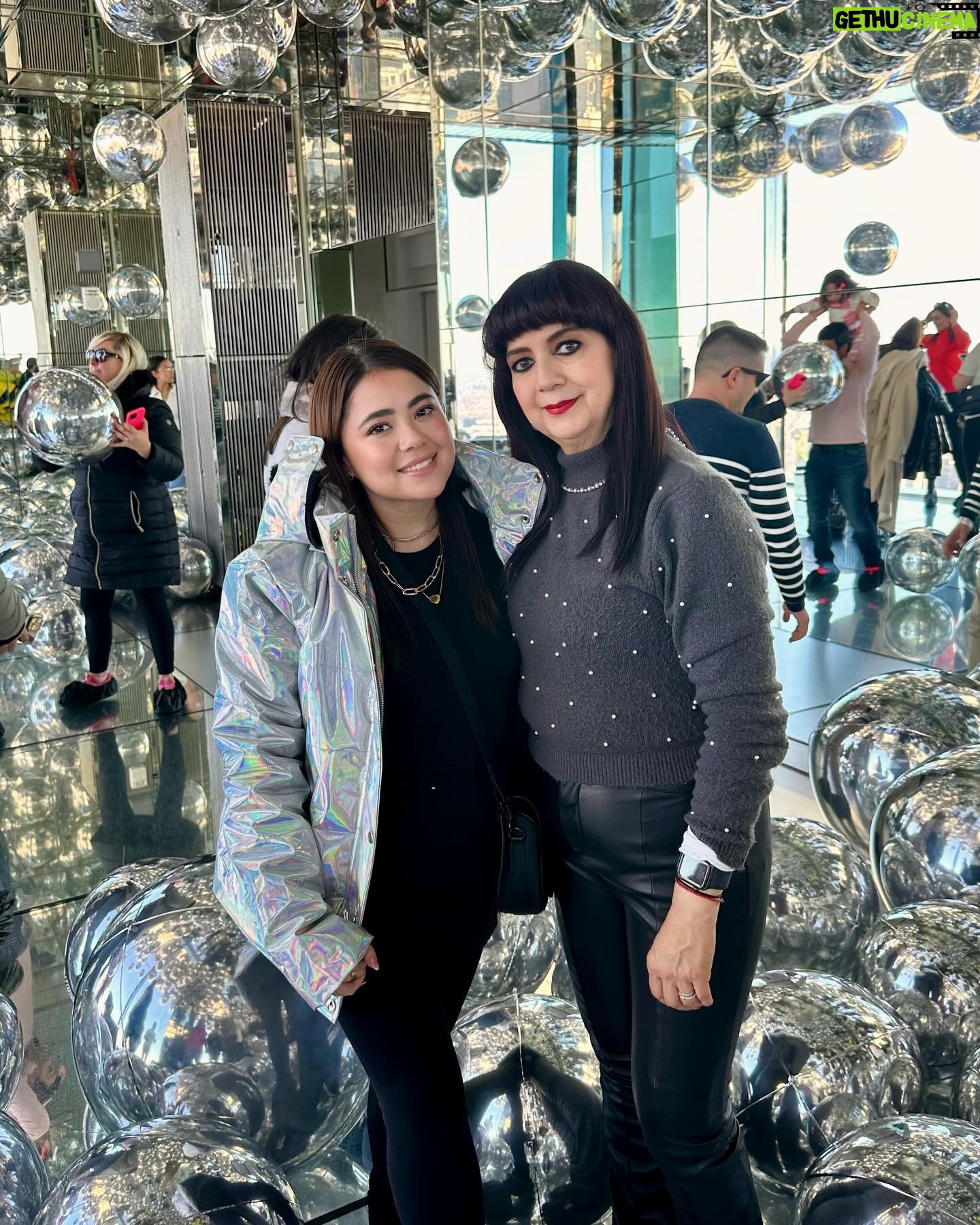 Mariana Botas Instagram - Feliz día de las Madres!!! 💐💖 a mi mejor amiga, cómplice, compañera, confidente y a lo más hermoso que me ha dado Dios y la vida!!! Te amo con toda el alma mami ❤️ @elvialimasan que me seas eterna!!! ✨♾️🙏🏻💝 • Dumpcito de NYC 🗽🍎🚕… a dónde nos vamos ahora Ma? 🤔