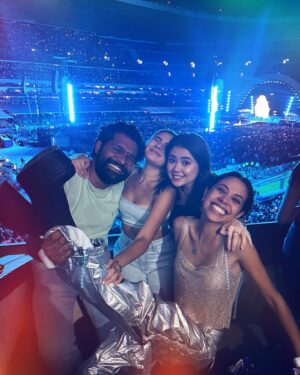 Mariana Botas Instagram - Mañana será más bonito…🫶🏻☀️🌈🦄❤️‍🩹💖🧜🏻‍♀️🌻🌸🦋
.
.
. #karolg #concert #nightout #friends #love #thebestisyettocome
