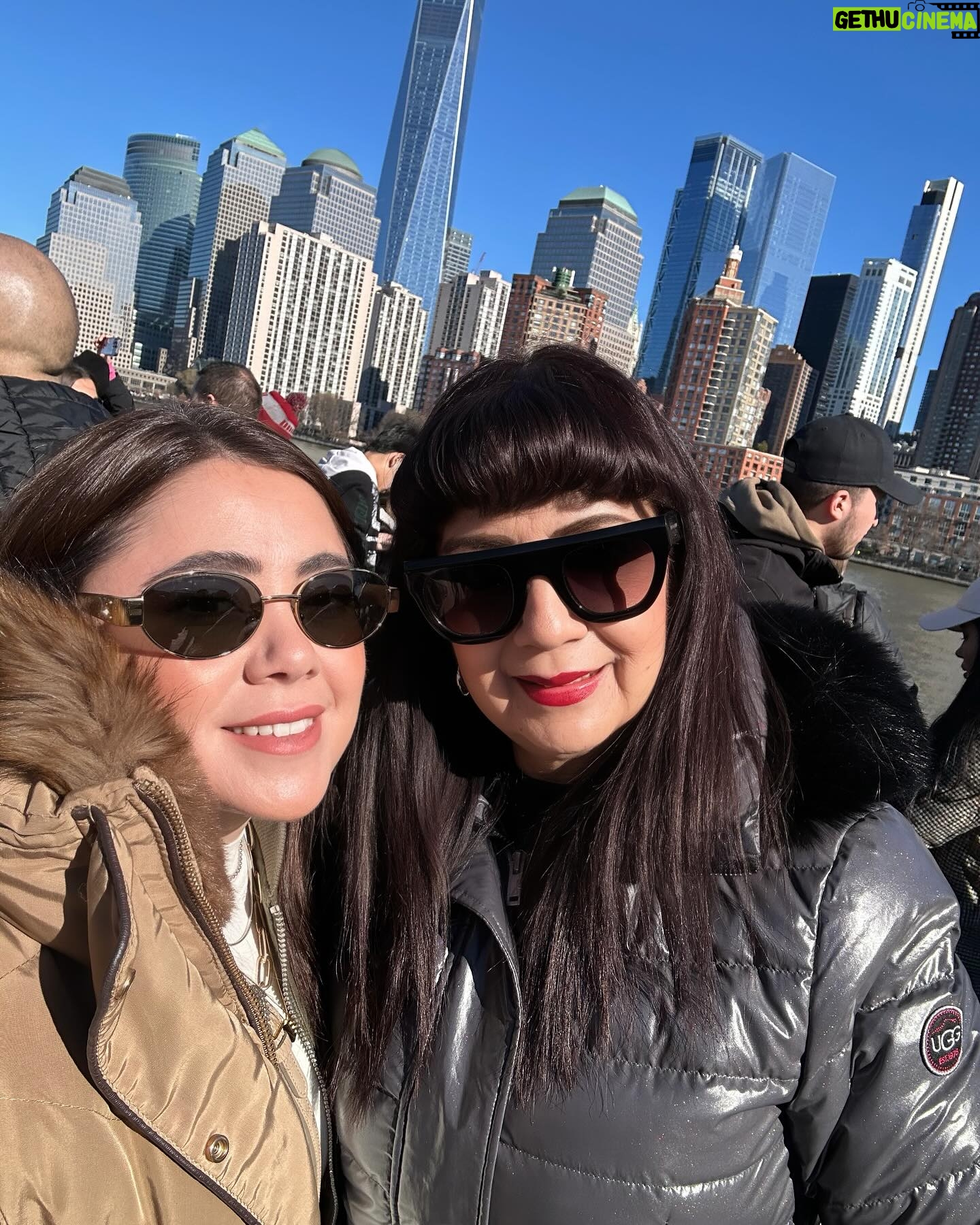 Mariana Botas Instagram - Feliz día de las Madres!!! 💐💖 a mi mejor amiga, cómplice, compañera, confidente y a lo más hermoso que me ha dado Dios y la vida!!! Te amo con toda el alma mami ❤️ @elvialimasan que me seas eterna!!! ✨♾️🙏🏻💝 • Dumpcito de NYC 🗽🍎🚕… a dónde nos vamos ahora Ma? 🤔