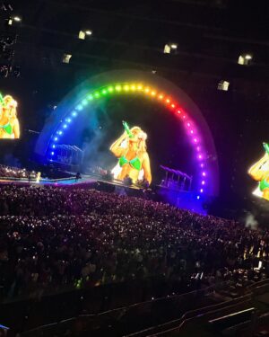 Mariana Botas Instagram - Mañana será más bonito…🫶🏻☀️🌈🦄❤️‍🩹💖🧜🏻‍♀️🌻🌸🦋
.
.
. #karolg #concert #nightout #friends #love #thebestisyettocome