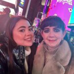 Mariana Botas Instagram - Feliz día de las Madres!!! 💐💖 a mi mejor amiga, cómplice, compañera, confidente y a lo más hermoso que me ha dado Dios y la vida!!! Te amo con toda el alma mami ❤️ @elvialimasan que me seas eterna!!! ✨♾️🙏🏻💝 • Dumpcito de NYC 🗽🍎🚕… a dónde nos vamos ahora Ma? 🤔