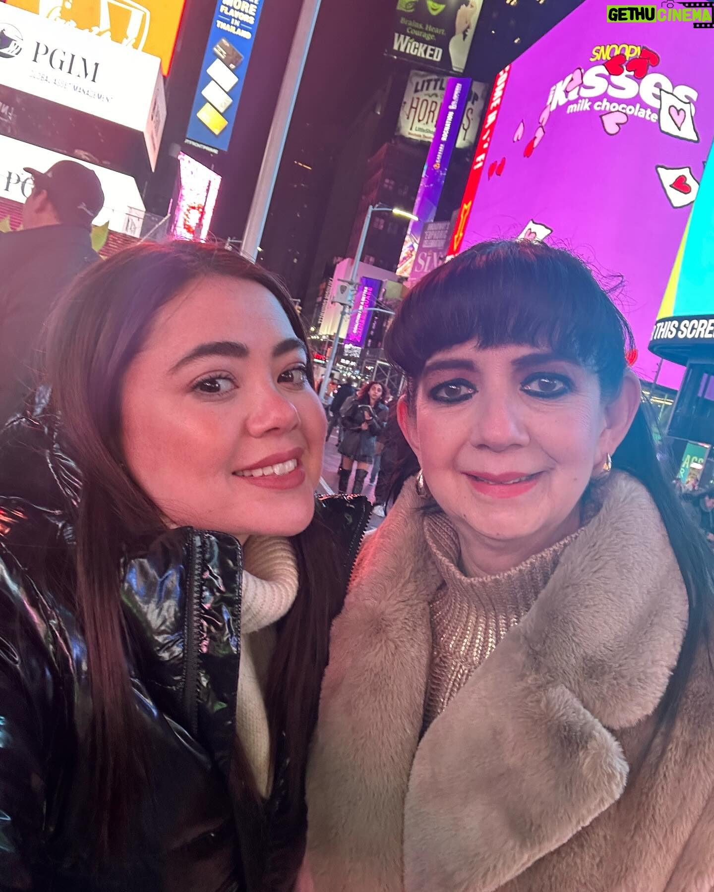 Mariana Botas Instagram - Feliz día de las Madres!!! 💐💖 a mi mejor amiga, cómplice, compañera, confidente y a lo más hermoso que me ha dado Dios y la vida!!! Te amo con toda el alma mami ❤️ @elvialimasan que me seas eterna!!! ✨♾️🙏🏻💝 • Dumpcito de NYC 🗽🍎🚕… a dónde nos vamos ahora Ma? 🤔