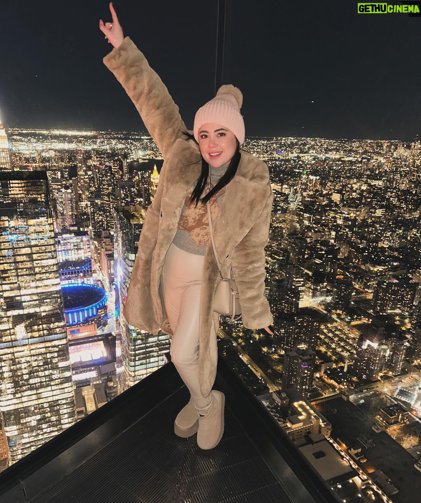 Mariana Botas Instagram - The city that never sleeps 🌃… @edgenyc @nyctourism . . . #nyc #citythatneversleeps #newyork #travel #lights #lifestyle #edgenyc #night #nightlife