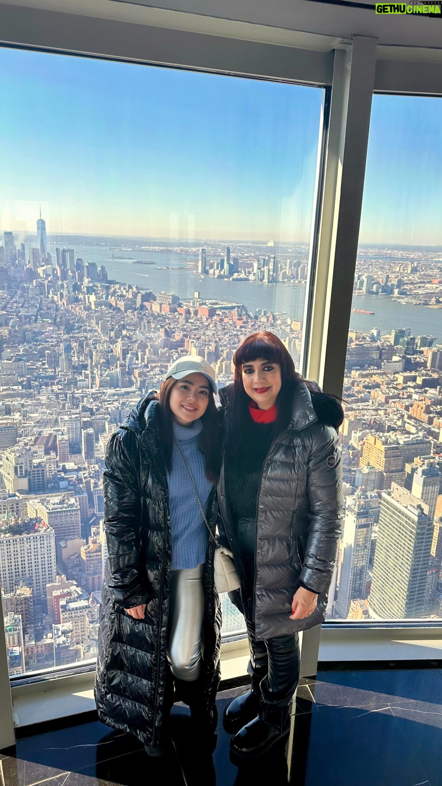 Mariana Botas Instagram - ¿Sabías estos facts del Empire State?🗽🍎🚕 @empirestatebldg @esrtsocial @nyctourism . . . #esbvip #newyork #empirestatebuilding #travelblogger #lifestyle #lifestyleblogger #tips #hacks #vacay #fun #observatory #buildings #landscape