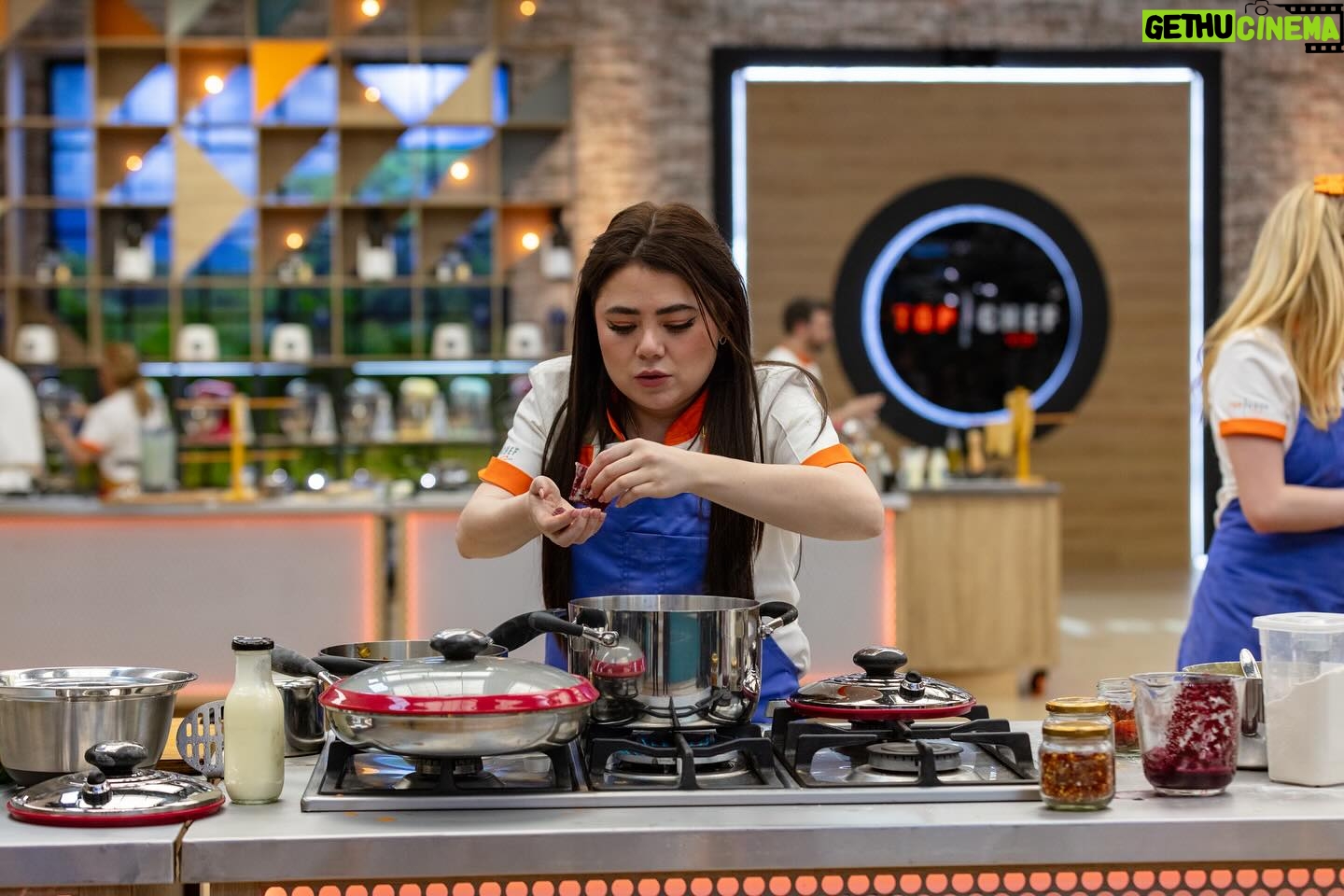 Mariana Botas Instagram - 👩🏻🍳🔥✨Inicio este proyecto que me ha traído cosas divinas, gente, experiencias, aprendizajes y muchas historias que contar… No se pierdan #TopChefVIP3 por @telemundo @telemundorealities @telemundointl #teammariana #topchefvip