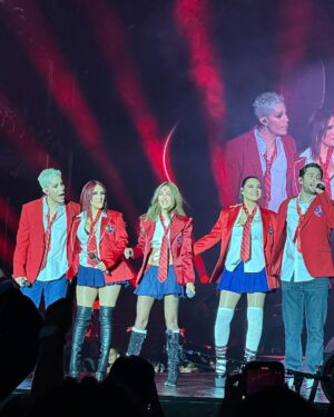 Mariana Ávila Instagram - Mi día de ayer fue maravilloso🥺 cuando estaba pequeña RBD era mi obsesión, le prometí a Marianita algún día verlos cantando frente a mí. Gracias @rbd_musica por revivir esto 💕