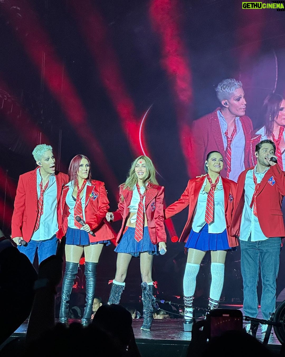 Mariana Ávila - 287.7K Likes - Mi día de ayer fue maravilloso🥺 cuando estaba pequeña RBD era mi obsesión, le prometí a Marianita algún día verlos cantando frente a mí. Gracias @rbd_musica por revivir esto 💕
