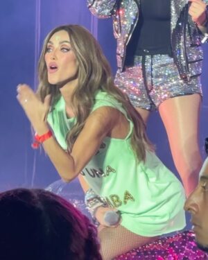 Mariana Ávila Instagram - Mi día de ayer fue maravilloso🥺 cuando estaba pequeña RBD era mi obsesión, le prometí a Marianita algún día verlos cantando frente a mí. Gracias @rbd_musica por revivir esto 💕