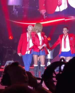Mariana Ávila Instagram - Mi día de ayer fue maravilloso🥺 cuando estaba pequeña RBD era mi obsesión, le prometí a Marianita algún día verlos cantando frente a mí. Gracias @rbd_musica por revivir esto 💕