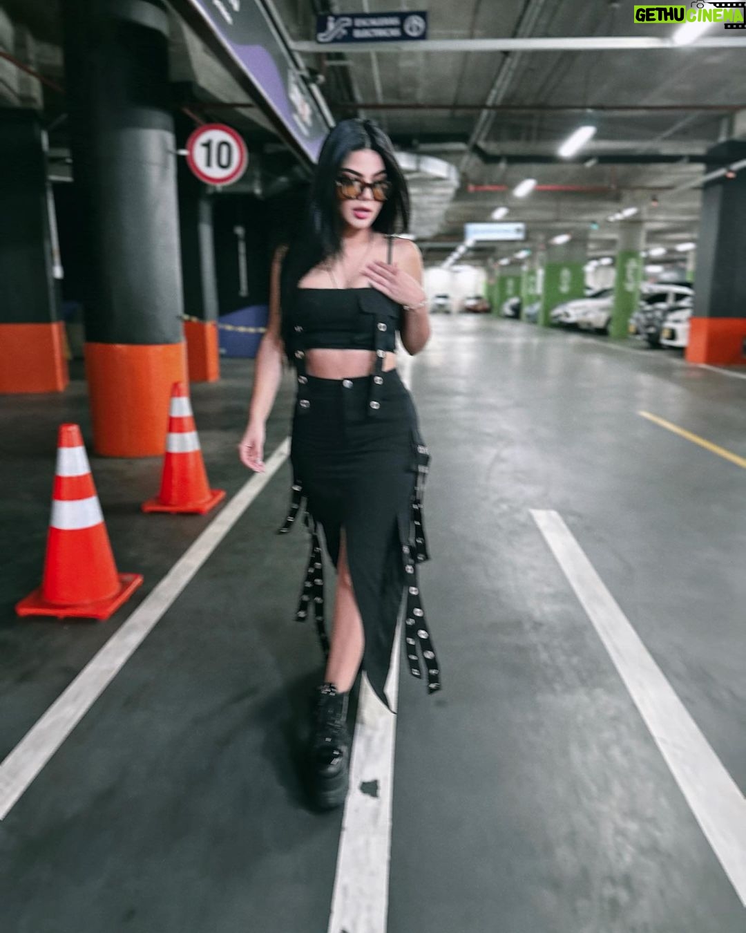Mariana 脕vila Instagram - 鈥s solo que a veces me traiciona el coraz贸n.馃枻 @FashionNova
