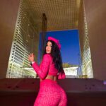 Mariana Ávila Instagram - La chica de rosa 💝 Paris, France
