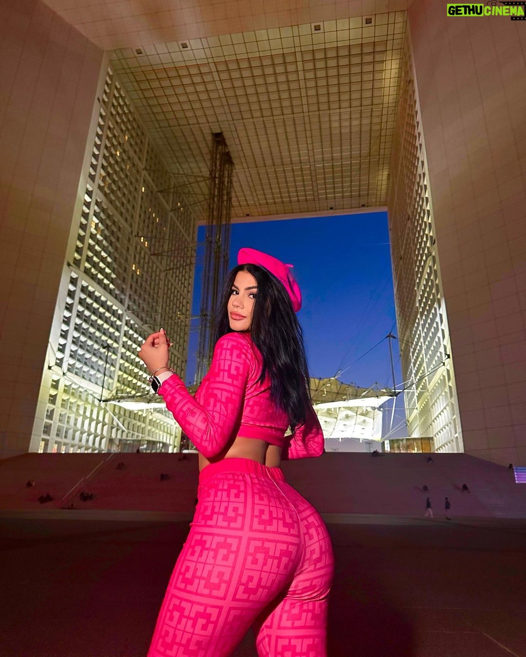 Mariana Ávila Instagram - La chica de rosa 💝 Paris, France