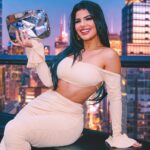 Mariana Ávila Instagram - Botón de diamante en YouTube por 10 millones de suscriptores es un sueño hecho realidad😍✨ 💎 gracias @youtubelatam @youtube ❤️ Gran fotografía por: @carocorrefoto y edición de @kellansworld que es un súper duro en eso!! 💕