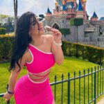 Mariana Ávila Instagram - Cuarta vez en Disney🥺 y les subí a YouTube probando comidas de películas Disney!!! Disney Land Paris