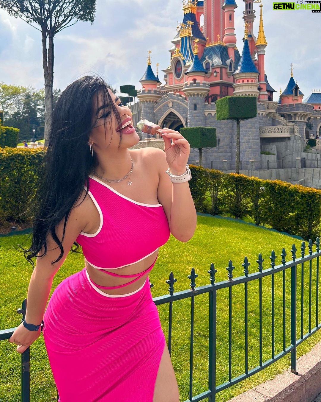 Mariana Ávila Instagram - Cuarta vez en Disney🥺 y les subí a YouTube probando comidas de películas Disney!!! Disney Land Paris
