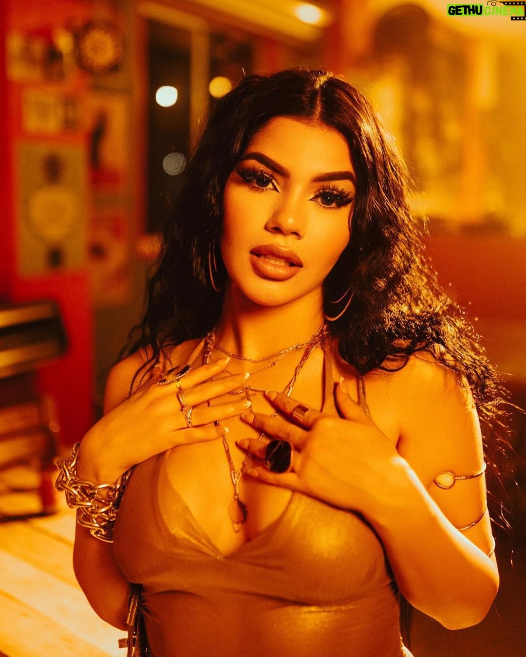 Mariana Ávila Instagram - TEMPURA ya tiene más de 2 millones de repros en YouTube 😍✨ gracias!!!! Vamos por más. Mientras más apoyo, más canciones vendrán 🥹
