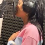 Mariana Ávila Instagram - Hice tantas cosas este año que ya no puedo nombrarlas todas. Infinitamente agradecida con la vida que Dios me ha regalado, he luchado y he sido buena con los míos y él me ha premiado. Se supone que este video se sube a fin de año, pero no quería esperarme. Cumplí tantos sueños este año, llegaron 2 seres nuevos a mi vida que amo con todo mi corazón. Compré mi primer carro, conocí muchos países, comencé mi carrera musical con todo, conocí a muchos famosos y lugares nuevos, cumplí varias promesas de niña, logramos grandes cosas con Yolo Aventuras, me disfracé de Selena; algo que siempre había querido. Me reencontré con mi familia que tenía años sin ver, viaje en tren, en helicóptero, me monté en parapente, tuvimos por primera vez en años unas largas vacaciones, me ennovié, salí en tv cantando, fui a Disney dos veces, tuve un cumpleaños hermoso y me aprobaron mi visa para viajar a México. Pero lo más importante, los míos están bien y lucho cada día para cumplirles sus sueños y sacarlos adelante, mi mejor regalo. 🥺❤️