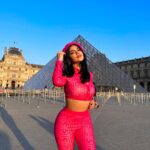 Mariana Ávila Instagram - La chica de rosa 💝 Paris, France