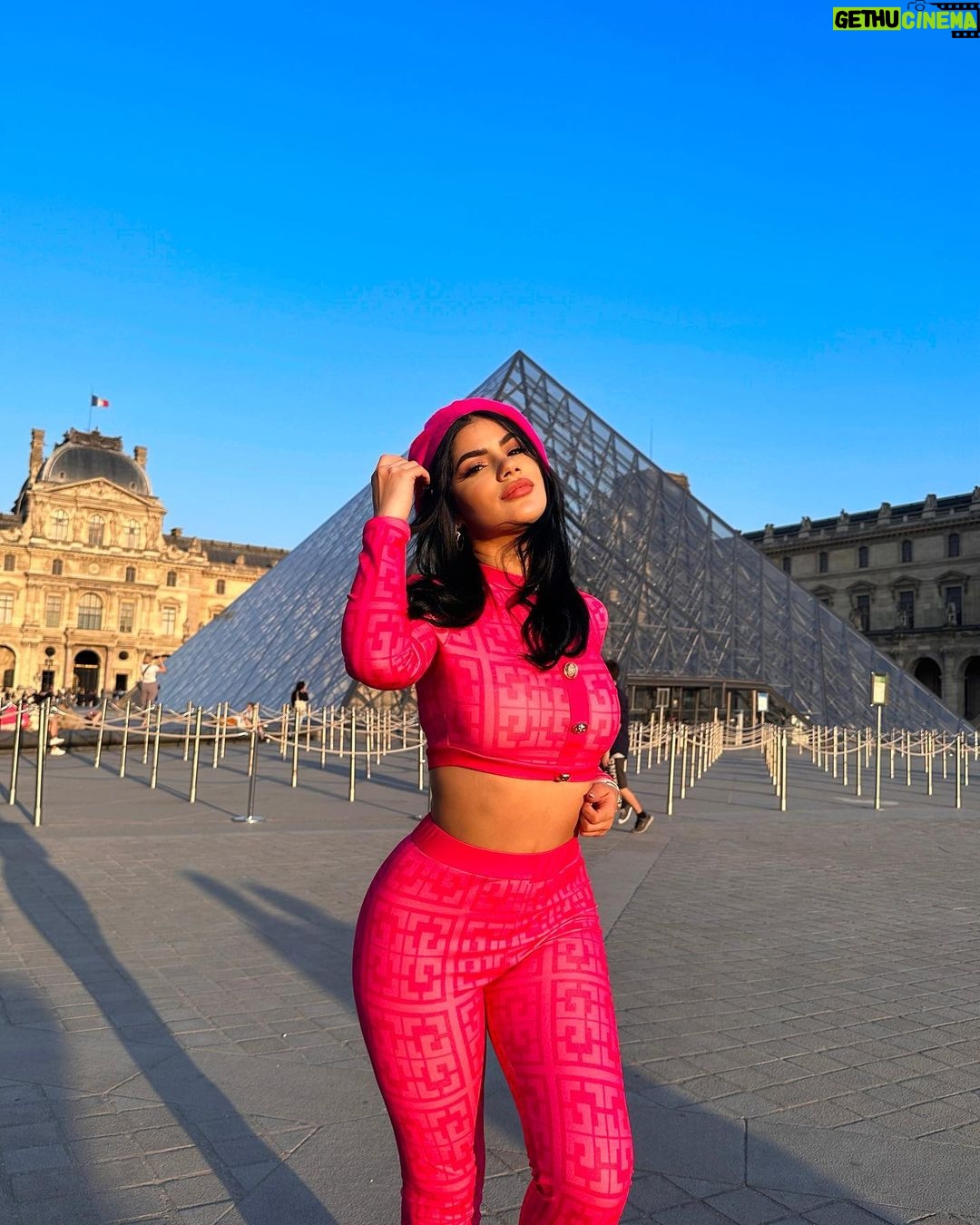 Mariana Ávila Instagram - La chica de rosa 💝 Paris, France