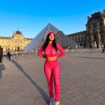 Mariana Ávila Instagram - La chica de rosa 💝 Paris, France