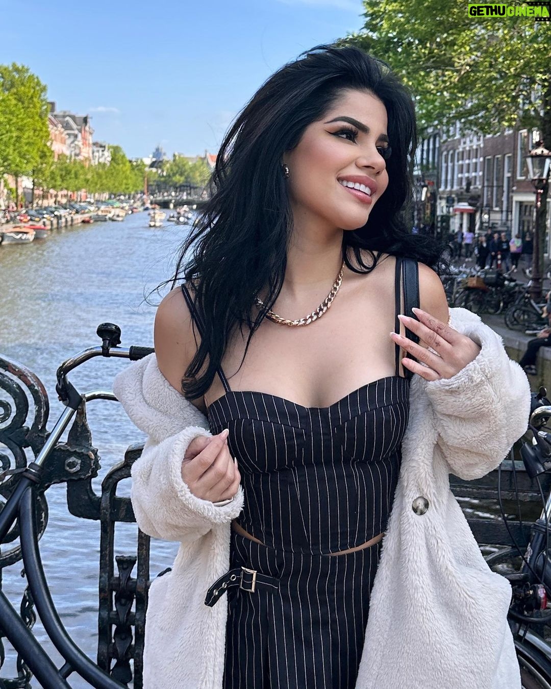Mariana Ávila Instagram - Ámsterdam es precioso ✨😍 Amsterdam, Netherlands
