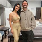 Mariana Ávila Instagram - Mi niña de 13 años hizo una promesa que algún día abrazaría a Camilo, y hoy lo cumplí. No te fallé Mariana. 🥺😭😍 Movistar Arena Colombia