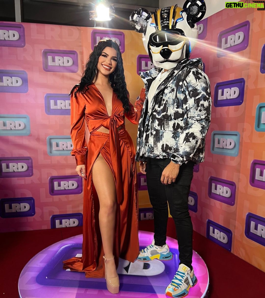 Mariana Ávila - 166.8K Likes - Alfombra roja de los #peoplechoiceawards ✨✨ @eonlinelatino @peopleschoice
