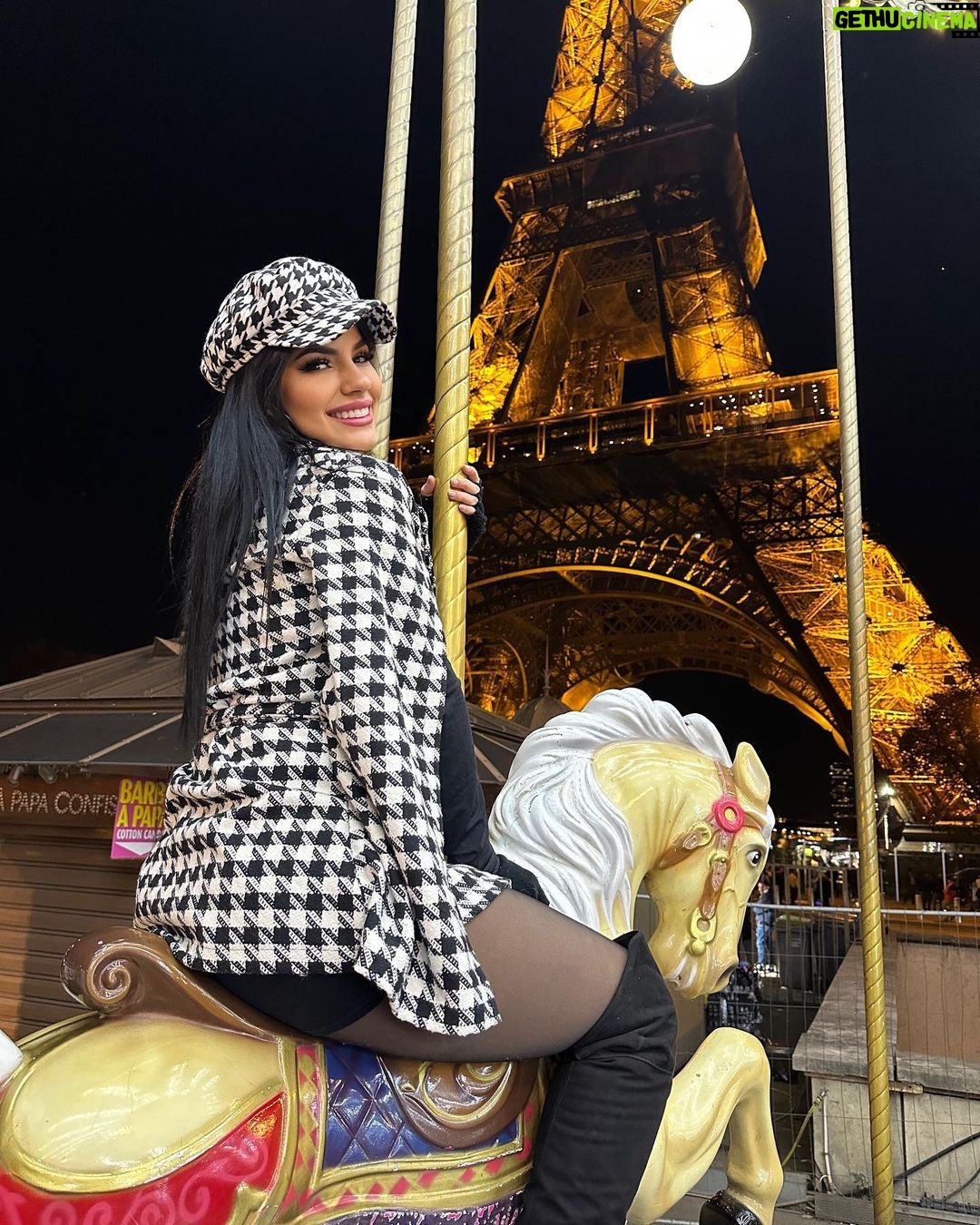 Mariana Ávila Instagram - NUEVO VIDEO EN MI CANAL! Cayeron en una broma que les hice y ni siquiera se dieron cuenta jijijiji Paris Effiel Tower